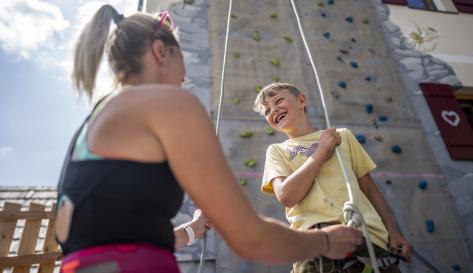 Arrampicarsi sulle pareti attrezzate